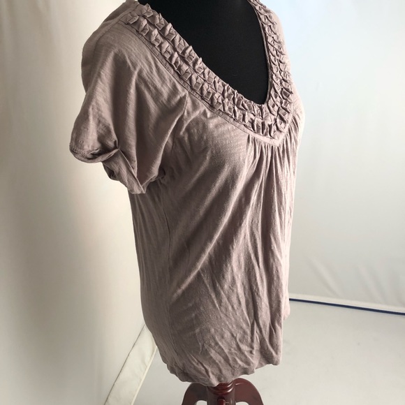 LOFT taupe detailed v-neck short sleeve t-shirt M - Picture 2 of 6